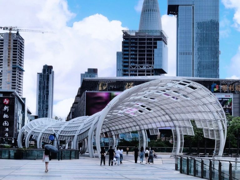 深圳海岸城购物中心前广场白色廊架实拍