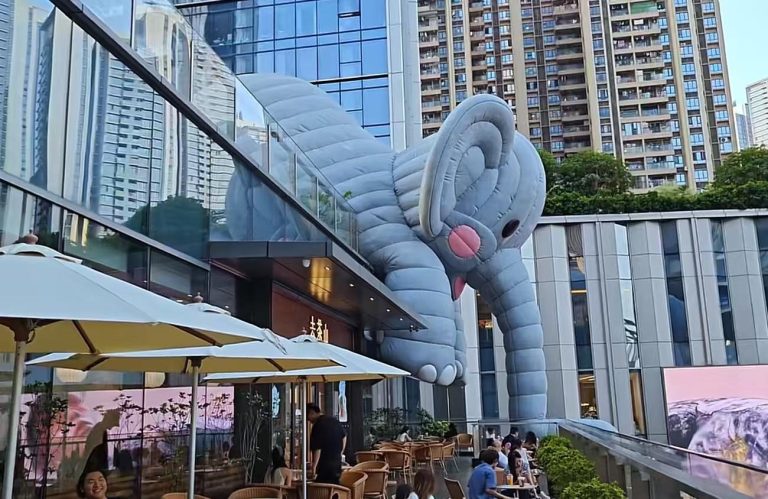 深圳万象天地标志性抱抱象Bubblecoat Elephant趴在建筑外墙实拍